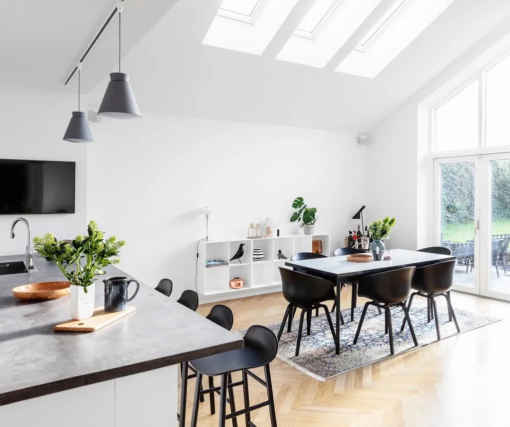 VELUX GGU MK04 0070 White Maintenance Free Centre-Pivot Roof Window (78 x 98 cm)